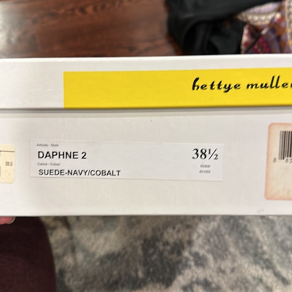 Bettye Muller  Strappy Suede Platform Shoes sz 38.5 - Picture 6 of 6